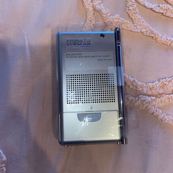 NEW Sony ICF-S10MK2 Pocket AM/FM Battery Powered Radio Silver - Picture 5 of 7